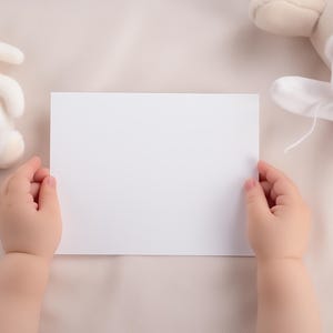 Modelo de cartão de anúncio de bebê, modelo de cartão de felicitações em branco com mãos de bebê, download digital PNG, modelo de cartão em branco branco, chá de bebê DIY