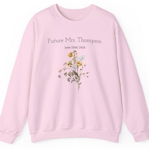 パーソナライズされたFuture Mrs. スウェットシャツ カスタムデザイン E、ユニセックス ヘビーブレンド™、花嫁へのギフト、婚約者シャツ、婚約シャツ、ウェディングプランニング
