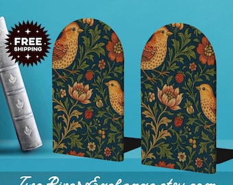 Puede incluir: Dos sujetalibros decorativos con un diseño de pájaros y flores. Los sujetalibros presentan un fondo azul oscuro con pájaros naranjas, flores y hojas verdes. El texto "Two Rivers Exchange.etsy.com" está en la parte inferior de la imagen.