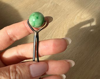 Antyczna japońska spinka do włosów z jadeitu. Kolor jabłkowo-zielony, średnica koralika 14 mm.