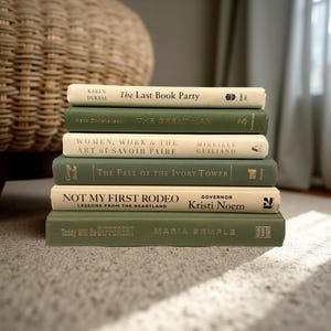 Grün und Neutral Bücherstapel, Bücher, Themenbücher, dekorative Bücher, Büchersammlung, Wohnkultur, neutrales Dekor