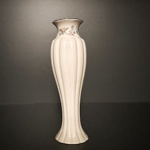 Lenox bud vase 24k gold trim