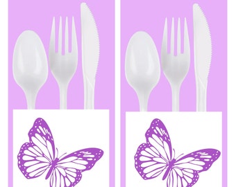 Puede incluir: Dos juegos de cubiertos de plástico blanco con un diseño de mariposa púrpura en una servilleta blanca. Cada juego incluye un tenedor, un cuchillo y una cuchara.