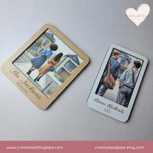 以下が含まれることがあります： パーソナライズされたテキストが書かれた木製のフォトフレーム2つ。最初のフレームは薄い茶色で、通りを歩く2人の写真が飾られています。テキストには「The Jacksons 06/15/1995」と書いてあります。2番目のフレームは白で、通りを歩く2人の写真が飾られています。テキストには「Liam Roberts 10.24.24」と書いてあります。