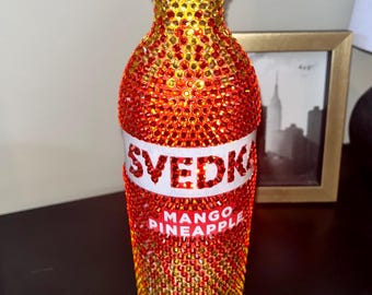 Bottiglia di strass Svedka posizionata a mano (alcol non incluso)