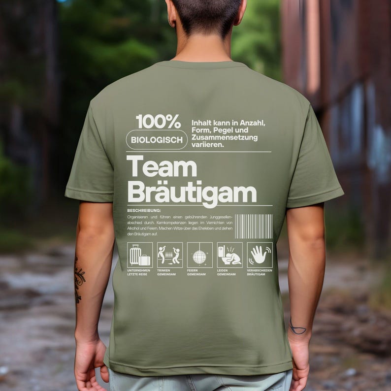 Puede incluir: Camiseta verde oliva con texto blanco "Team Br&auml;utigam" y "100% Biologisch". La parte posterior de la camiseta tambi&eacute;n tiene una descripci&oacute;n e iconos. La camiseta la lleva una persona.