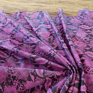 Piel de vacuno con efecto serpiente en color fucsia, auténtica piel de becerro con efecto serpiente, piel de vacuno con efecto serpiente para bolsos, carteras, cinturones y otros artículos de piel