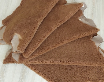 Echtes braunes Polsterschaffell, natürliches dickes Shearling versteckt