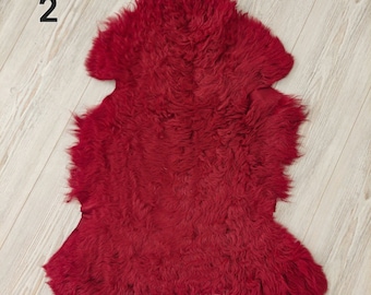 Peau de mouton tigrado bouclée rouge : véritable fourrure d'agneau espagnol - 69 x 23 po.