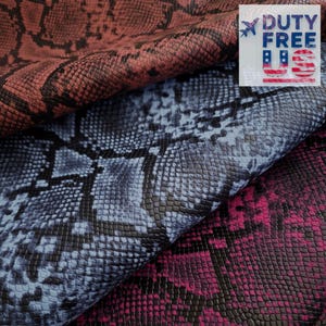 Op de afbeelding: Close-up van drie verschillende imitatieleer stoffen met een slangenpatroon. De kleuren zijn tinten bruin, blauw en roze. De afbeelding bevat ook een "DUTY FREE US" logo.