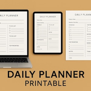 Könnte beinhalten: Ein Laptop, ein Tablet und eine gedruckte Seite zeigen ein Tagesplaner-Layout. Das Design umfasst Abschnitte für Datum, Zitat, Zeitplan, To-Do-Listen und Top-Prioritäten. Die Worte "Daily Planner Printable" stehen unten.