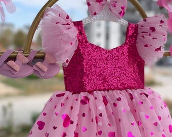 Robe tutu d'anniversaire rose faite main : détails coeur, accessoire pour cheveux cadeau