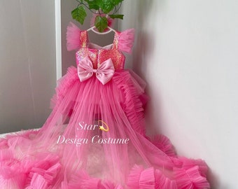 Vestido de cumpleaños de tul rosa intenso hecho a mano, top de lentejuelas y falda con volantes.
