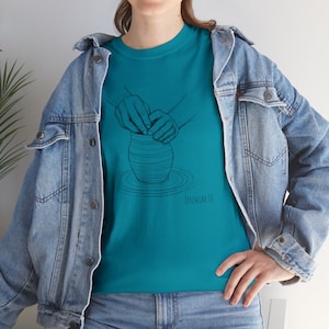 Camiseta cristiana "Manos del Alfarero" de Jeremías 18: Camiseta de cerámica con fe