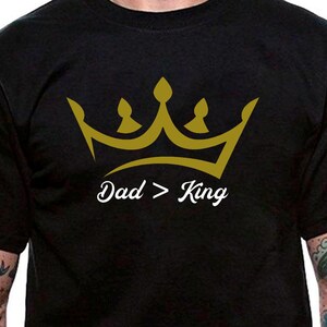 Papa ist größer als ein König T-Shirt Unisex Uneek Tshirt