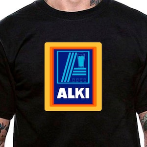 Puede incluir: Camiseta negra con un logotipo amarillo, naranja y azul que dice "ALKI" y representa un vaso de cerveza.