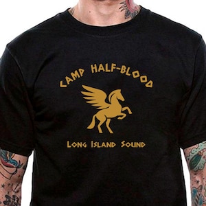 Camiseta unisex dorada de Camp Half-Blood, camiseta Demigod Uneek, regalo griego divertido de Pegaso, camiseta novedosa