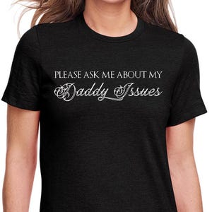 Puede incluir: Camiseta negra con texto blanco que dice "Por favor, pregúntame sobre mis problemas de papá".