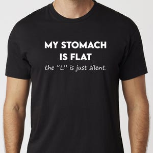 Min mage är platt, "L" är bara tyst t-shirt Uneek t-shirt rolig gåva nyhet gag tee