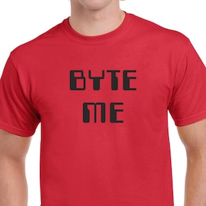 Peut inclure: Un t-shirt rouge avec l'inscription noire "BYTE ME". Le texte est en lettres majuscules et centré. Le t-shirt a un col rond et des manches courtes.