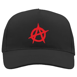 Peut inclure: Casquette de baseball noire avec un symbole d'anarchie rouge. La casquette a une visière incurvée et une couronne structurée. Le symbole d'anarchie est un cercle rouge avec la lettre "A" à l'intérieur, entouré de lignes rayonnantes.