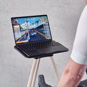 Indoor Bike Trainer Laptophalter inkl. Holzbeine, 3D-Druck Technologie, Perfekt für Zwift, Fahrradfan Geschenk