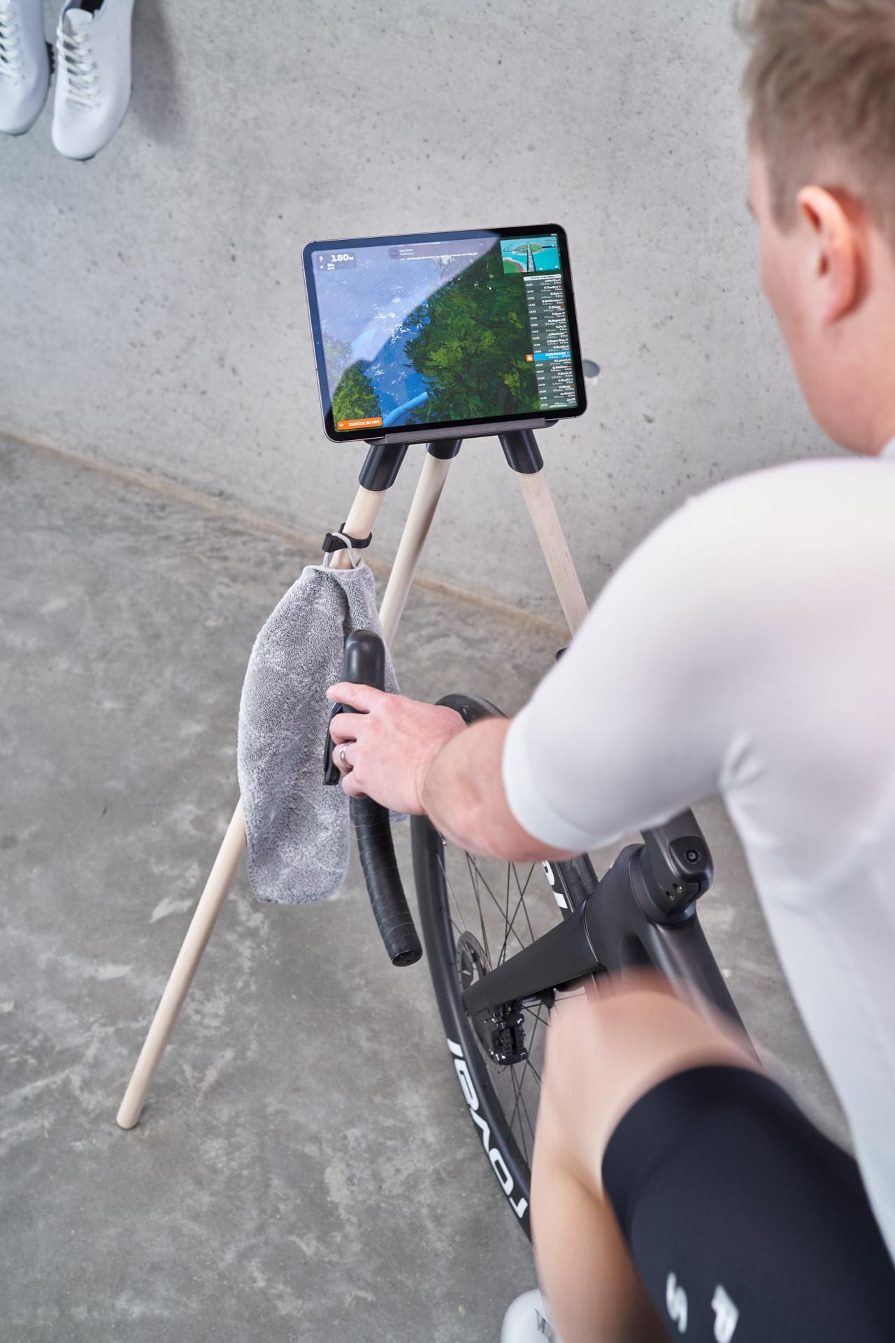 Levenson Support Tablette Velo Appartement Home Trainer Elliptique Universel Compatible Avec Toutes Les Tailles De Tablettes Et De Guidons Installation Rapide Et Securisee