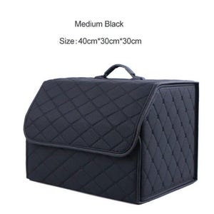 Puede incluir: Una caja de almacenamiento acolchada negra con asa. La caja mide 40 cm por 30 cm por 30 cm. El texto "Medium Black" y "Size: 40cm*30cm*30cm" está impreso sobre un fondo blanco encima de la caja.