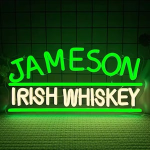 Peut inclure: Enseigne au néon verte avec le texte "JAMESON IRISH WHISKEY" en lettres blanches.