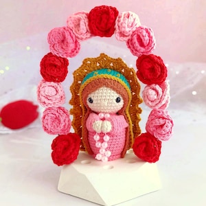 Mini Virgen con Rosas a Crochet - Patrón Virgen de Guadalupe Amigurumi PDF – Patrón Digital Español Inglés – Muñeca Religiosa Tejida