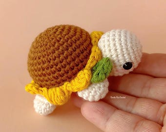 Easy pattern for a small sunflower turtle amigurumi with minimal sewing • Crocheted sunflower turtle for the garden (PDF)