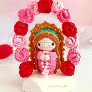 Mini Virgen con Rosas a Crochet - Patrón Virgen de Guadalupe Amigurumi PDF – Patrón Digital Español Inglés – Muñeca Religiosa Tejida