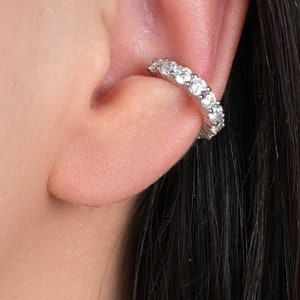 Small 925 sterling silver ear cuff bathed in rhodium with prong-set zirconia stones. FREJA ear wrap developed by Maison Noora