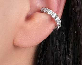 Small 925 sterling silver ear cuff bathed in rhodium with prong-set zirconia stones. FREJA ear wrap developed by Maison Noora