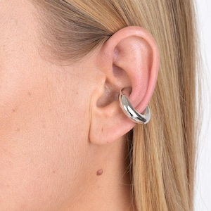 Orecchino a polsino spesso in argento massiccio da 6 mm bagnato in rodio. Orecchino a conchiglia minimalista e impilabile senza piercing sviluppato da Maison Noora