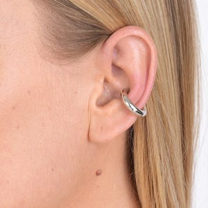 4mm thick chunky silver ear cuff bathed in rhodium. Minimalist and stackable no-piercing conch ear wrap developed by Maison Noora