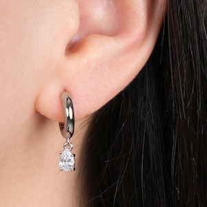 Petites créoles en argent 925 rhodié avec pierres pendantes en forme de poire. Boucles d'oreilles anneaux NANA conçues par Maison Noora