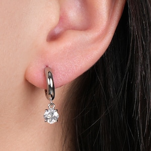 Piccoli orecchini a cerchio in argento sterling 925 rodiati con zirconi pendenti a forma di cuscino. Orecchini NANA, creati da Maison Noora.