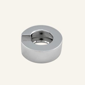 Orecchino a polsino rettangolare spesso 8 mm in argento rodiato