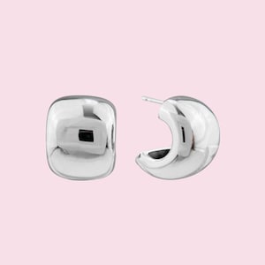 Créoles épaisses argent en métal rhodié. Boucles d&#39;oreilles conçues par Maison Noora