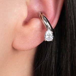 Bague d’oreille ear cuff épaisse en argent 925 rhodié avec une pierre en forme de poire. Manchette d'oreille LIA conçue par Maison Noora