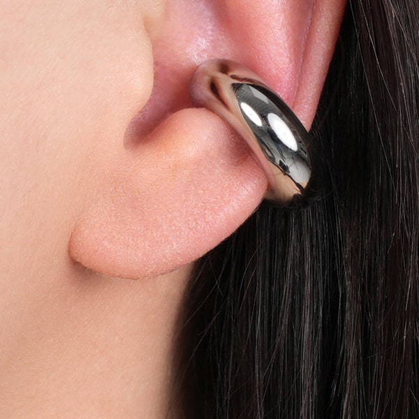 Bague d’oreille ear cuff épaisse en argent 925 millièmes rhodié. Manchette d'oreille SHAY de 6mm d'épaisseur conçue par Maison Noora
