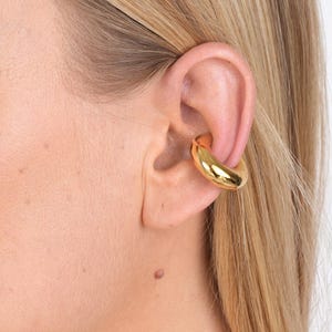 Bague d’oreille ear cuff épaisse plaquée or 18k. Manchette d'oreille SHAY de 6mm d'épaisseur conçue par Maison Noora
