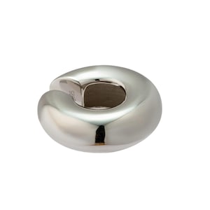 Orecchino a polsino extra massiccio in argento sterling 925 rodiato. Orecchino a polsino AALIYAH da 8 mm di spessore, sviluppato da Maison Noora.