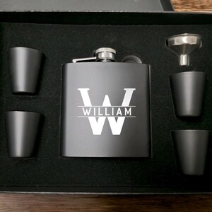 Monogramm Flasche, Gravierte Metall Flasche Geschenk, Trauzeuge Geschenk, Hochzeitsfeier, Herren Flasche, 6 Unze Edelstahl Flasche, Geschenk für Trauzeugen