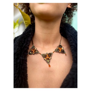 Collier de perles, forme triangulaire, couleurs d'automne image 7