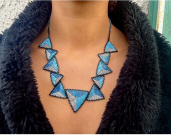 Collier de perles bleues formes triangles modernes