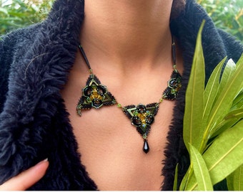 Collier en perles, forme moderne triangles, couleur vert profond