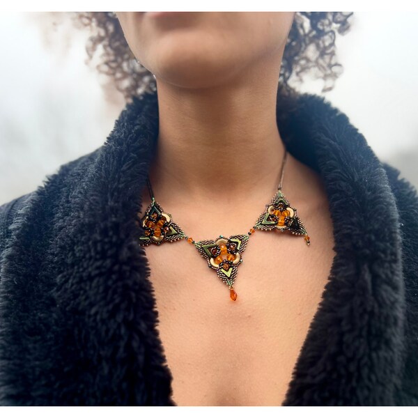 Collier de perles, forme triangulaire, couleurs d'automne