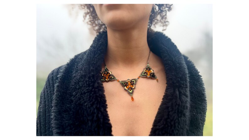 Collier de perles, forme triangulaire, couleurs d'automne image 1